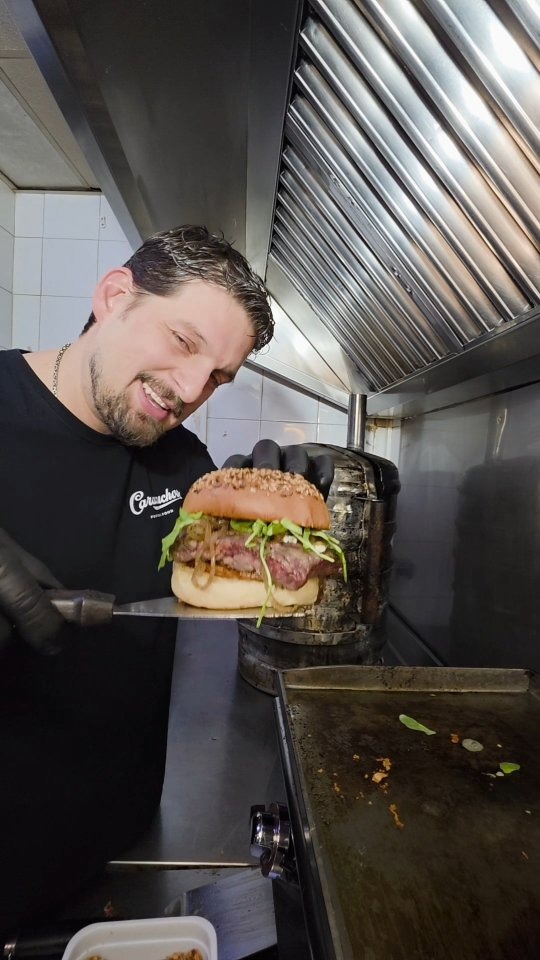 Equipo de Caracuchos preparando una hamburguesa en cocina