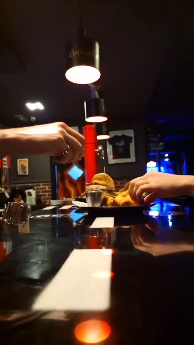 Cliente disfrutando de una hamburguesa en un local de Caracuchos Vigo