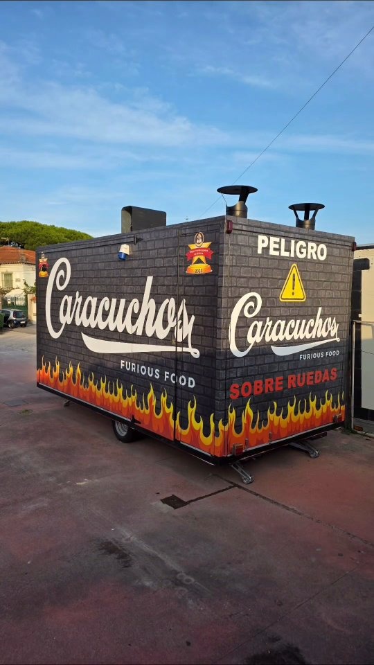 Food truck de Caracuchos Furious Food preparado para participar en eventos de hamburguesas